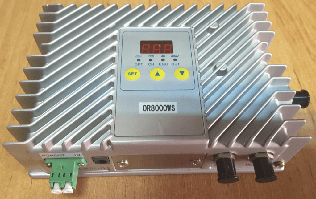 Receptor optic: intra fibra, iese fibra PON + 2 RF x 104 dB